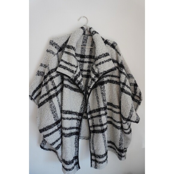 World Market one size black and white super soft polyester cape - Picture 4 of 5